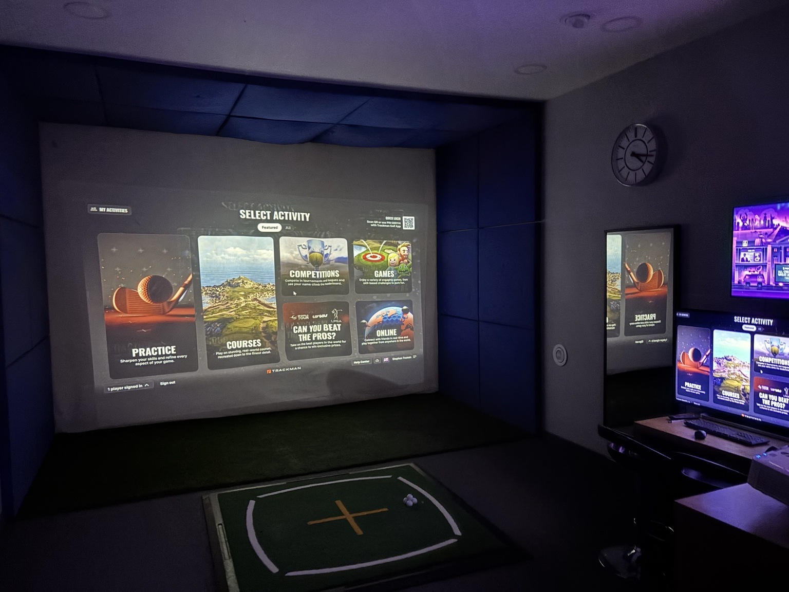 TrackMan 4 indoor simulator with a large projection screen